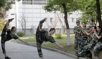 女生軍訓(xùn)時(shí)褲子開檔,定做服裝質(zhì)量為何這么水？